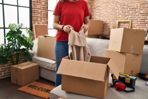como empaquetar ropa para mudanza